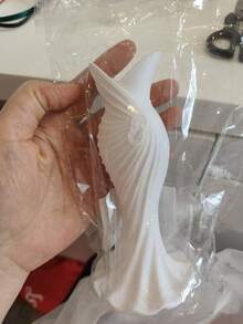 一个白色塑料花瓶，不易碎，适合插郁金香、玫瑰和其他鲜花。是家居装饰、客厅/餐桌礼品、生日派对、毕业典礼、房间装饰和婚礼派对的理想之选。 - A - 查看 4