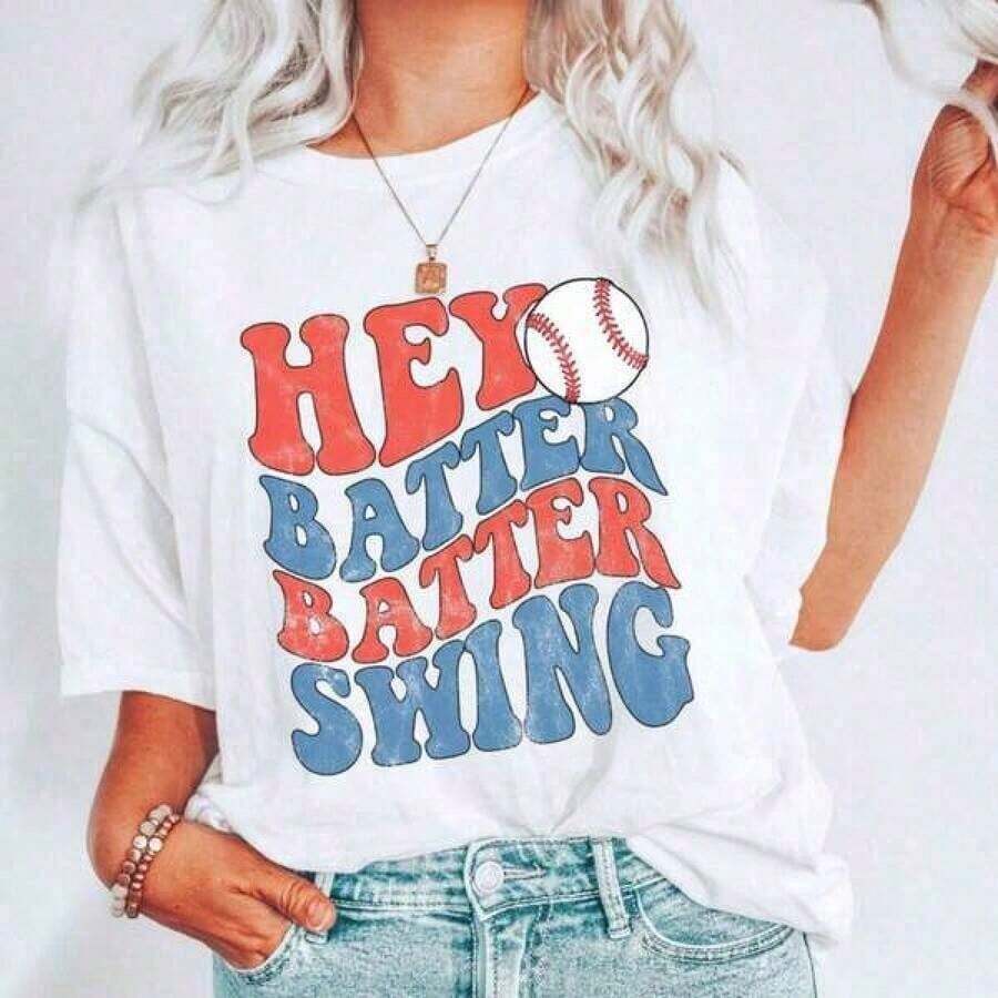 Ropa Curvy En Oferta Y 1 Pieza Camiseta GráFica De AlgodóN Talla Grande 2026, Camiseta De Torneo De BéIsbol Hey Batter Batter Swing, Camiseta Para Mamá BéIsbolista, Camiseta Para Partido De BéIsbol, Camiseta Para Estadio De BéIsbol, B, Y2K, Camiseta Oversize Para Hombre, Tops De Verano 180G 100% AlgodóNCamisetas Para Mujer Y2K - Blanco - Ver 1