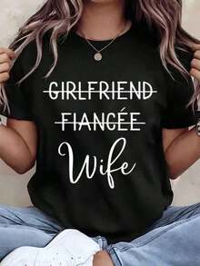 Designed For Modern, Stylish, And Comfortable Women. This Graphic Print T-Shirt, Perfect For Brides, Fiancées, Or Wives, Features A Crew Neck, A Relaxed Fit, And Is Ideal For Everyday Wear. A Great Gift Idea. 220g. Made With Premium Soft And Breathable Fabric, Designed For All-Day Comfort And Versatile Everyday Wear, Perfect For Casual Outings. - 黑色 - 查看 6