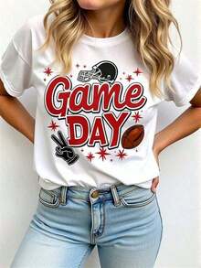 [Camiseta de Mujer para Día de Partido] Camiseta de manga corta para mujer con un llamativo diseño de patrón rojo, que incluye símbolos de paz, cascos de fútbol americano y estrellas – ¡Perfecta para días de partido, salidas informales y para mostrar tu espíritu deportivo! Camiseta unisex de algodón holgada de manga corta y cuello redondo estilo vintage urbano - Blanco - Ver 1