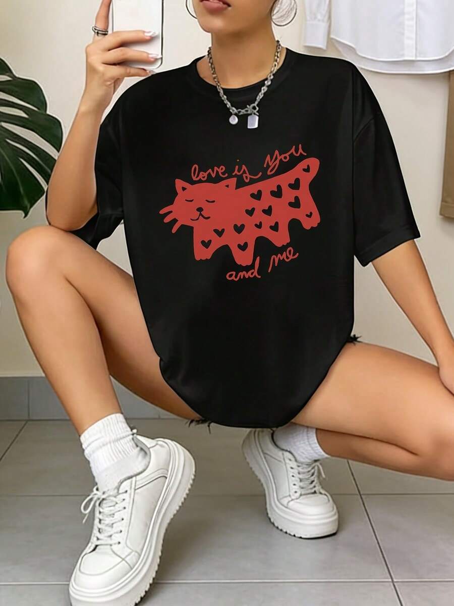 [High Quality]New Spring/Summer 2026 Women's Off Shoulder T-Shirt With "Love Cat Love Is You" Print, Adorable And Confident Style, Comfortable And Skin Friendly, Perfect For Cute Style Lovers In Casual Dating Scenes, Ideal For Valentine's Day In Summer. - 黑色 - 查看 1
