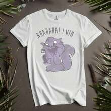 Camiseta "El Emperador y sus Locuras" Yzma C1At Ahaha I Win para hombre, mujer y tallas S a 5XL. Camiseta para mujer disponible en tallas S a 5XL. K186220G Esta camiseta unisex de  está hecha de 100 % algodón con un patrón de punto apretado de , lo que garantiza su durabilidad. Apta para todo tipo de cuerpos, tanto hombres como mujeres. Su tejido duradero y de alta calidad es ideal para diversos proyectos de costura, ofreciendo un tacto suave y resistente. Además, es muy transpirable. Perfecta para primavera/verano, conjuntos de vacaciones y ropa de fiesta.,Playera Gráfica Oversized Mujer Verano Casual - Blanco - Ver 7