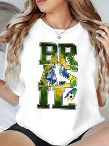 Colores vibrantes que representan la pasión del fútbol brasileño y el orgullo nacional con letras grandes y un balón sobre trazos de la bandera en verde amarillo y azul camiseta de mujer casual moderna cómoda para afición deportiva - Negro - Ver 1