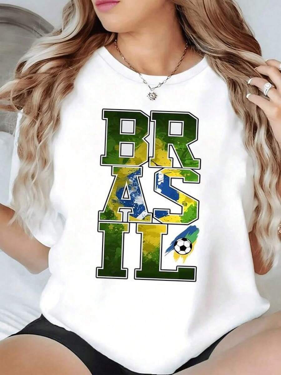 Colores vibrantes que representan la pasión del fútbol brasileño y el orgullo nacional con letras grandes y un balón sobre trazos de la bandera en verde amarillo y azul camiseta de mujer casual moderna cómoda para afición deportiva - Negro - Ver 1