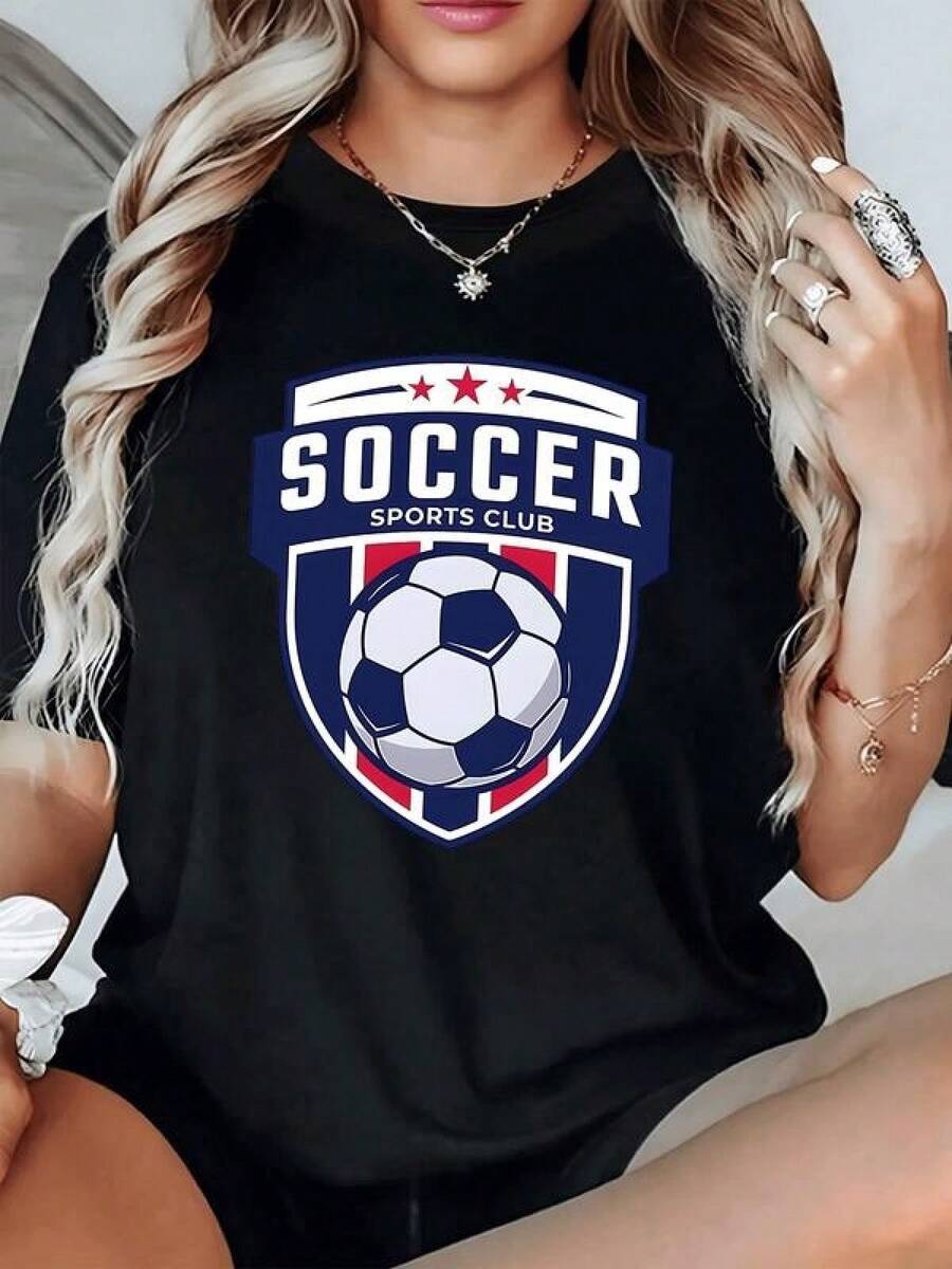 Símbolo que representa la pasión por el fútbol con un balón rodeado de estrellas rojas y un escudo azul que evoca fuerza unión y espíritu deportivo camiseta de mujer cómoda y moderna para fanáticas del deporte - Negro - Ver 1
