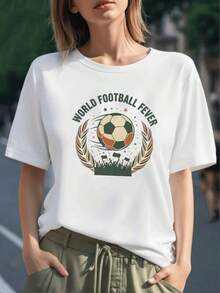 Balón en movimiento rodeado de laureles y multitudes festejando simboliza la pasión mundial por el fútbol y la unión deportiva camiseta para mujer 100% algodón - Negro - Ver 1