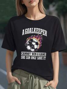 Balón envuelto en llamas con una portera en acción que simboliza la fuerza y determinación femenina en el deporte camiseta para mujer 100% algodón cómoda y resistente para uso diario - Negro - Ver 1