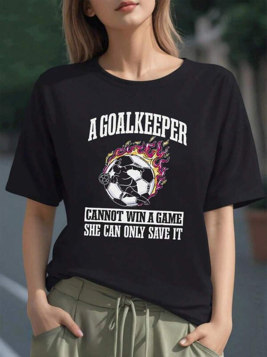 Balón envuelto en llamas con una portera en acción que simboliza la fuerza y determinación femenina en el deporte camiseta para mujer 100% algodón cómoda y resistente para uso diario - Negro - Ver 1