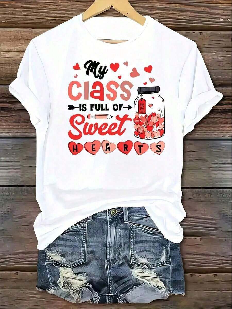 Camiseta de Mujer con Estampado de Corazones - Top Casual de Manga Corta con Cuello Redondo, Corazón Rojo y Estampado 'Mi Clase Está Llena de Enamorados', Fibra de Poliéster Transpirable, Perfecta para Conjuntos de Verano y Primavera, Camiseta Casual de Verano | Diseño Divertido | Tela de poliéster, camiseta de manga corta, cuello redondo, estilo casual y holgado, tela suave y transpirable, ideal para fiestas y como regalo. Adecuada para primavera, verano y otoño. - Blanco - Ver 1