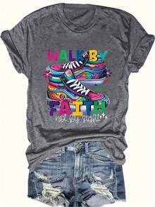 Camiseta Casual de Talla Grande para Mujer con Cuello Redondo y Estampado Colorido de Zapatillas Deportivas con la Frase "Walk by Faith", Manga Corta, Tela Ligeramente Elástica, Perfecta para Primavera y Verano - Gris Oscuro - Ver 6