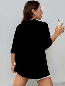 Plus Size Women's Summer Outfit, 1 Piece, Casual And Elegant Style: Loose-Fitting T-Shirt With Festive Handprint And Spray-Painted Patterns, Crew Neck, Short Sleeves, Ideal For Parties, Holiday Gifts, Everyday Wear, And Lounging At Home. Printed, Simple, Versatile, Loose Fit, With A Fitted Crew Neck. - 白色 - 查看 9