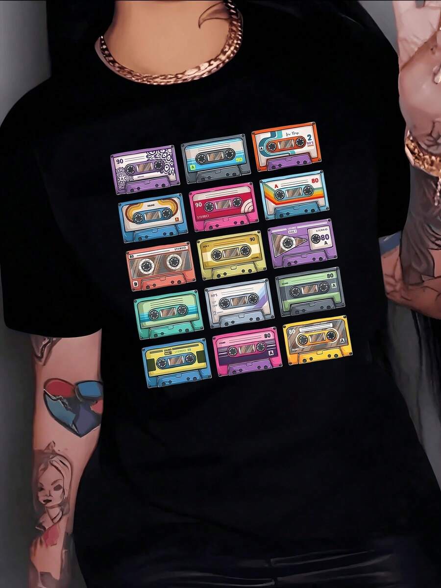 Cintas de casete coloridas que evocan nostalgia musical de los años 80 con un toque retro vibrante ideal para expresar amor por la música en cada detalle camiseta de mujer casual moderna - Negro - Ver 1