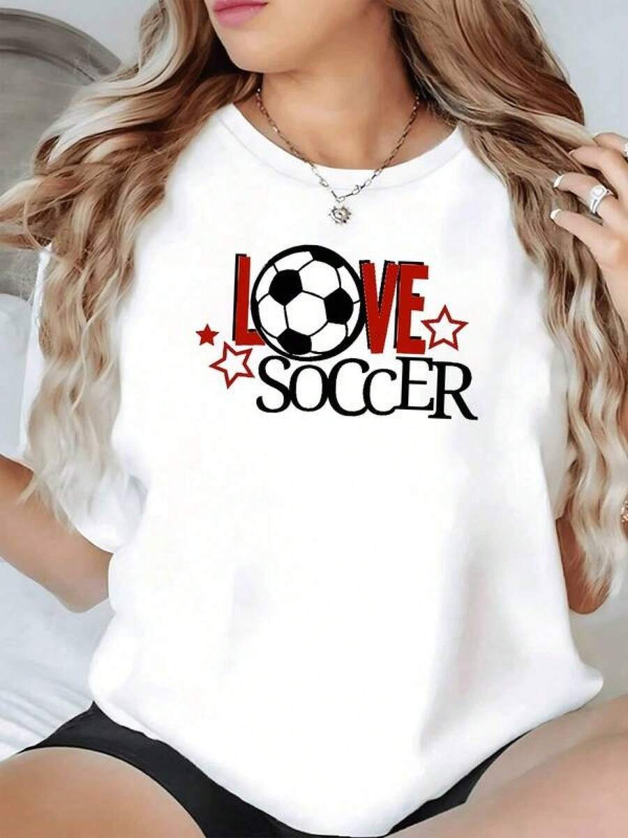 Amor por el fútbol con letras rojas y una pelota que reemplaza la letra O rodeada de estrellas simbolizando pasión y energía camiseta de mujer casual cómoda para uso diario y amantes del deporte - Negro - Ver 1