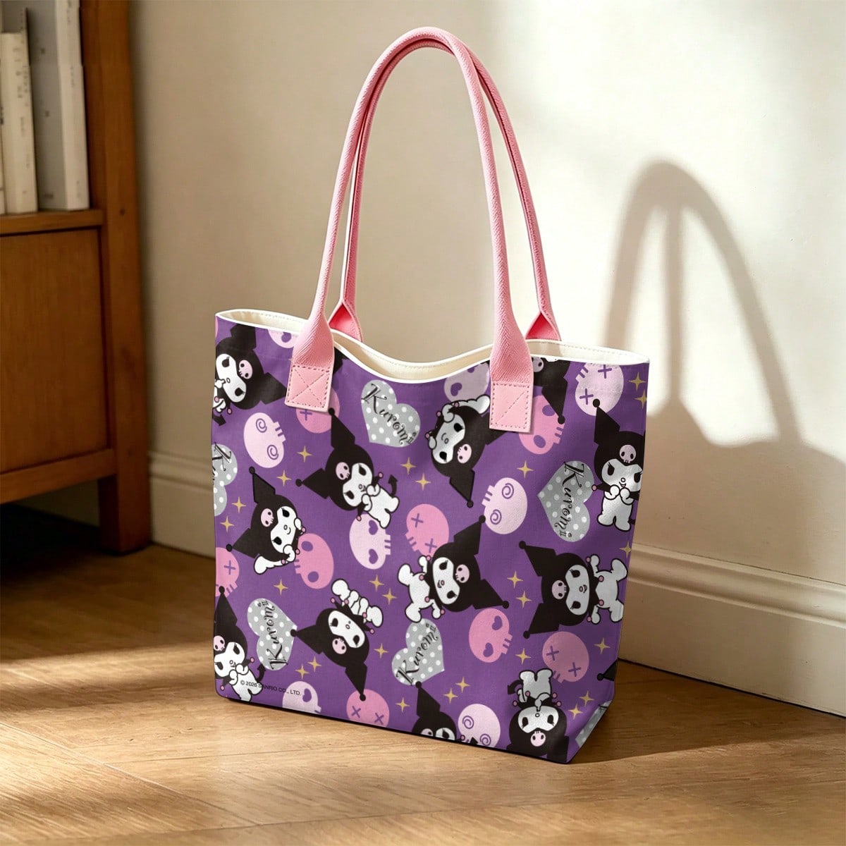 Bolso de lona con estampado integral de Kuromi de Sanrio, base morada con el lindo Kuromi, calaveras y corazones, bolso de hombro para uso diario