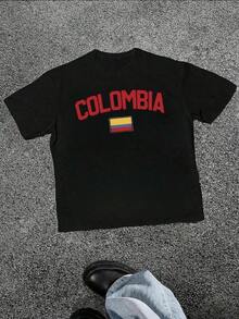 The Print Celebrates Colombian Pride And Identity, Displaying The Word COLOMBIA In Large Letters Alongside The National Flag, A Symbol Of Unity, Joy, And Vibrant Culture. This Women's T-Shirt Is 100% Cotton And Makes A Great Gift. It's A Stylish, Bohemian-Inspired Garment, Soft, Breathable, And Comfortable, Perfect For Spring, Summer, And Fall; Ideal For Vacations, Travel, And Everyday Wear. Perfect For Watching A Game. - 黑色 - 查看 7