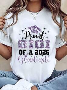 Designed For Modern, Stylish, And Comfortable Women. This "Proud Of Gigi" Print Tee Features A Glittery Prom Cap. With A Crew Neck, Regular Fit, This Casual Women's Tee Makes A Great Gift. Made From A 220g Cotton Blend, It's Crafted From Premium Soft, Breathable Fabric Designed For All-Day Comfort And Versatile Everyday Wear, Perfect For Casual Outings. - 白色 - 查看 1