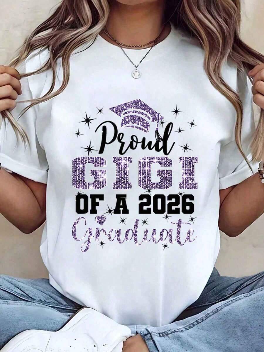 Designed For Modern, Stylish, And Comfortable Women. This "Proud Of Gigi" Print Tee Features A Glittery Prom Cap. With A Crew Neck, Regular Fit, This Casual Women's Tee Makes A Great Gift. Made From A 220g Cotton Blend, It's Crafted From Premium Soft, Breathable Fabric Designed For All-Day Comfort And Versatile Everyday Wear, Perfect For Casual Outings. - 白色 - 查看 1