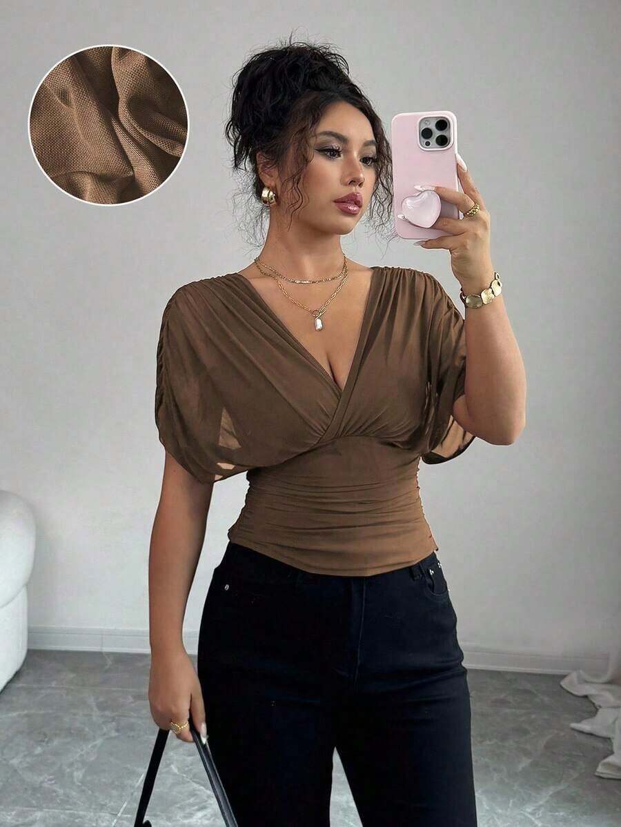 Camiseta de mujer para primavera/verano con malla, forro elástico de punto, elegante para vacaciones, playa, uso diario y casual, con estilo romántico francés, mangas con fruncidos cruzados en los hombros, cintura fruncida con cordón y volantes en el bajo - Marrón - Ver 1
