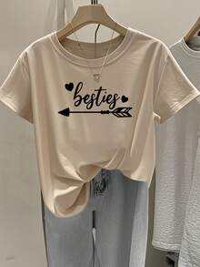 Camiseta de manga corta para mujer, corte regular - Diseño gráfico geométrico 2D con la palabra "Besties" acompañada de patrones de flechas y corazones, diseñada en estilo urbano moderno. |   Diseño Juvenil |   Ropa cómoda y bien ajustada JYNA - Albaricoque - Ver 6