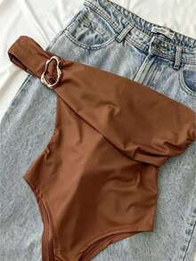 Body elegante de mujer con decoración metálica, de un solo hombro, para el verano - Marrón - Ver 4