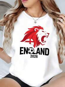 León rojo rugiente simbolizando fuerza pasión y orgullo deportivo junto a una bandera que evoca espíritu competitivo y una pelota marcando energía futbolística camiseta de mujer moderna casual cómoda para aficionados - Negro - Ver 6