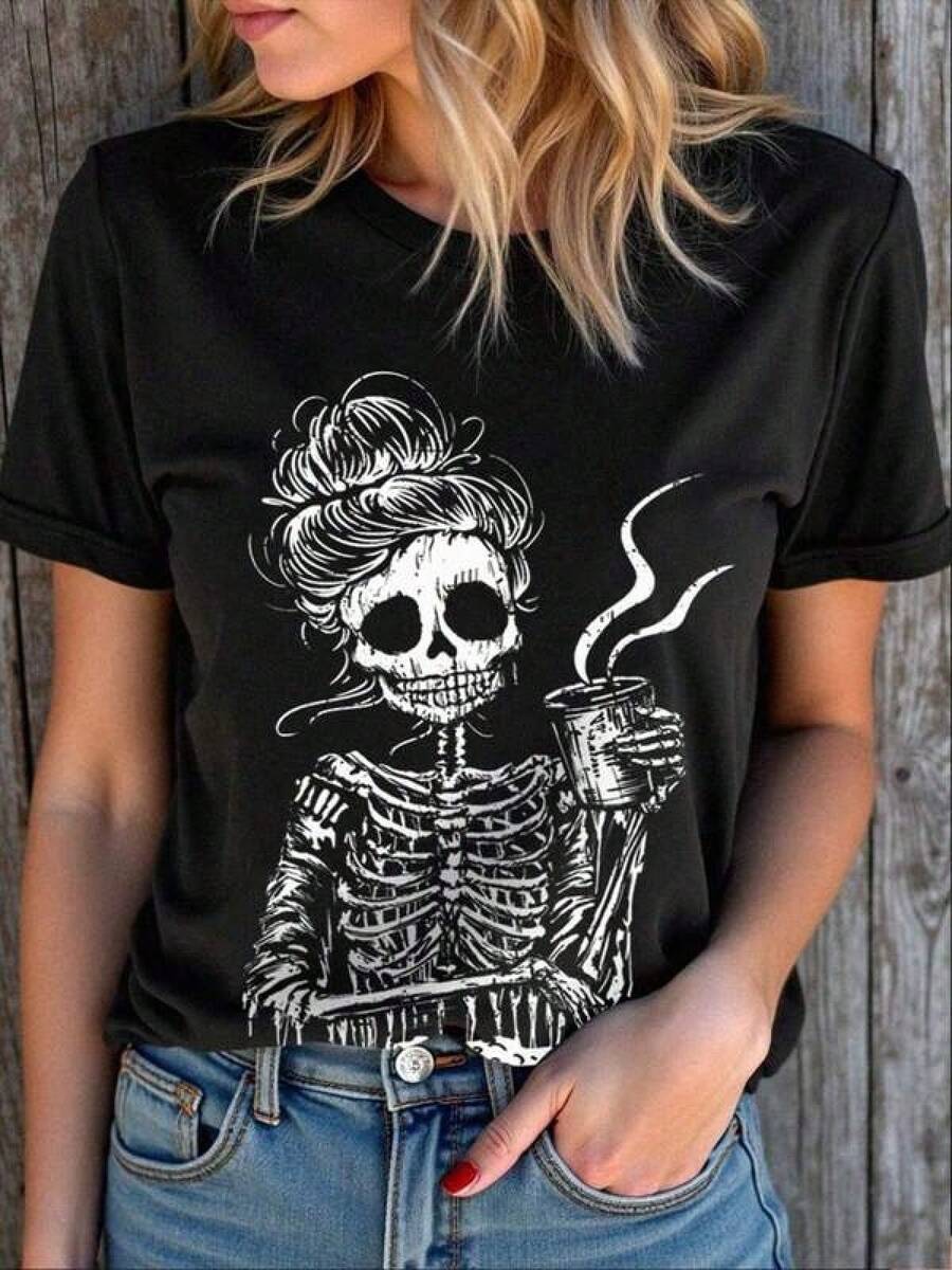 Halloween, Día de los Muertos Estampado de patrón esquelético con bebidas calientes en la mano, estilo oscuro y juguetón, lleno de contraste divertido. La tela es ligeramente elástica, cómoda y cómoda, adecuada para escenas de ocio y entretenimiento de fin de semana, fácil de lavar en máquina, es un artículo práctico que muestra una personalidad única - Camiseta de mujer de 180G pura. 100% algodón, estilo Y2K Bababask - Negro - Ver 1