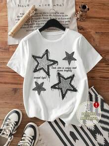 Camiseta de mezclilla holgada informal para mujer con estampado de estrellas, transpirable y cómoda, de manga corta y cuello redondo, con estampado de parches de estrellas azules desgastadas, de algodón suave, perfecta para uso diario y estilo urbano Y2K. - Blanco 2 - Ver 8