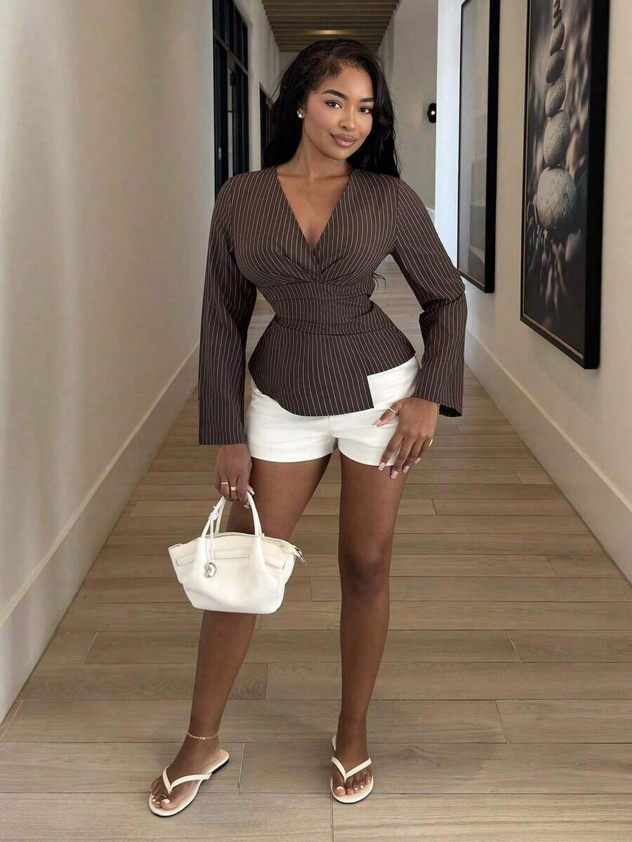 Blusa de rayas marrones, blusa de manga acampanada, blusa cruzada a rayas para mujer - Blusa de manga larga con cuello en V y detalle de botón dorado, blusa cruzada, blusa de peplum para el trabajo, estilo básico corporativo, estilo de lujo tranquilo, ropa de trabajo minimalista, blusa elegante de oficina para mujer con cuello en V a rayas, manga larga, bajo plisado asimétrico, simple y de moda, estilo de dinero antiguo, adecuada para uso diario, salir, ir al trabajo, otoño/invierno, blusa marrón - Marrón - Ver 1