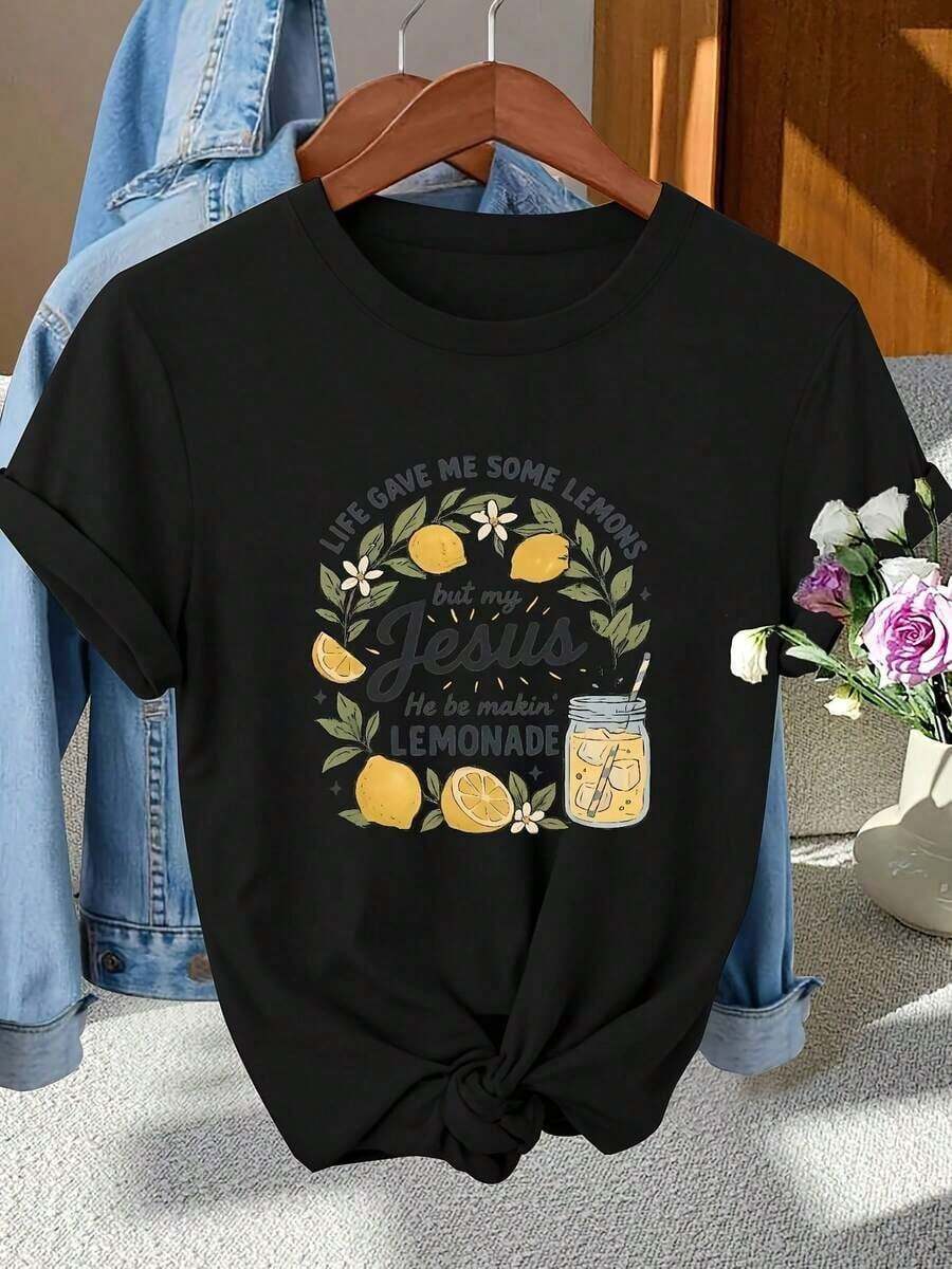2026 Nueva Camiseta de Algodón Puro para Mujer con Cuello Redondo, Camiseta con Estampado Gráfico "LA VIDA ME REGALÓ ALGUNOS LIMONES, PERO MI JESÚS ME HIZO LIMONADA", Camiseta Negra con Dobladillo Anudado y Ilustraciones de Limones y Limonada, Camiseta Casual de Algodón para Amantes Cristianos, Ropa Ligera de Verano para Uso Diario.100% Algodón Puro, Versátil y Cómodo para Uso Diario en Primavera y Verano.Transpirable y confortable. - Negro - Ver 1