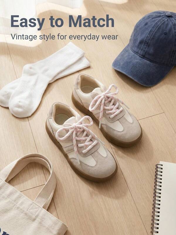 A Pair Of 2026 New-Style Girls' Retro School-Style Casual Shoes With Low-Top Lace-Up Design. Available In Two Colors: Light White And Navy Blue. Lightweight And Versatile Children's Sports Shoes, Suitable For Daily Wear And Outdoor Play.