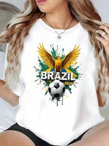 Ave dorada con alas extendidas sobre los colores vibrantes de Brasil y un balón de fútbol simboliza la pasión y la energía del torneo 2026 camiseta de mujer casual moderna cómoda ideal para aficionados al deporte - Negro - Ver 1
