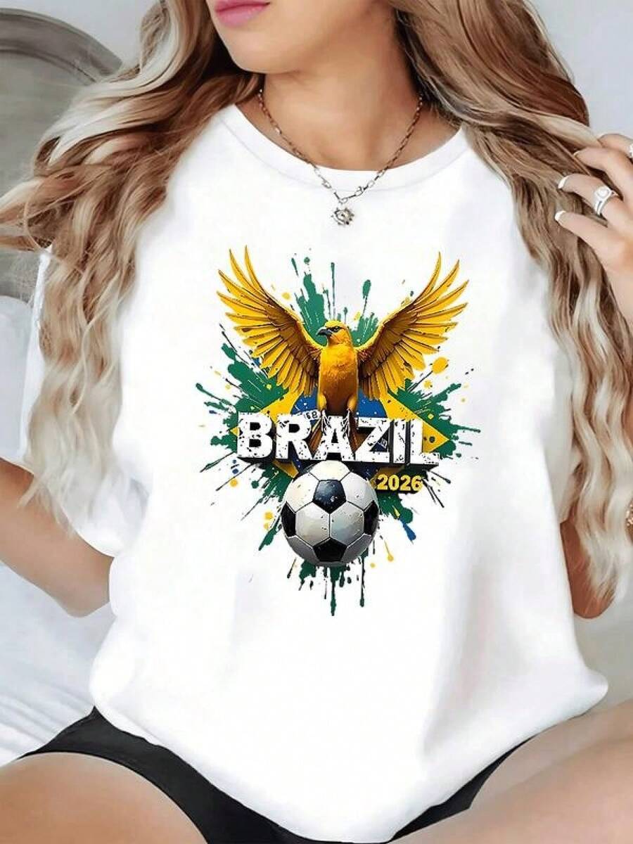 Ave dorada con alas extendidas sobre los colores vibrantes de Brasil y un balón de fútbol simboliza la pasión y la energía del torneo 2026 camiseta de mujer casual moderna cómoda ideal para aficionados al deporte - Negro - Ver 1