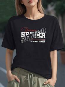 Gráfico que celebra el último año escolar con texto Senior 2026 y un balón de fútbol simbolizando logros y metas finales camiseta para mujer 100% algodón cómoda y casual para ocasiones deportivas - Negro - Ver 6