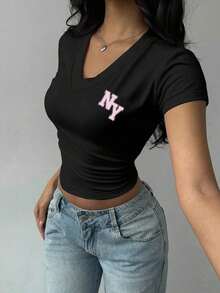 Camiseta de cuello en V con pliegues, estilo minimalista casual, con estampado del logo de Nueva York NY, adecuada para el verano, la vuelta al colegio, el estilo universitario y el estilo "old money" para la fiesta de bienvenida - Negro - Ver 4