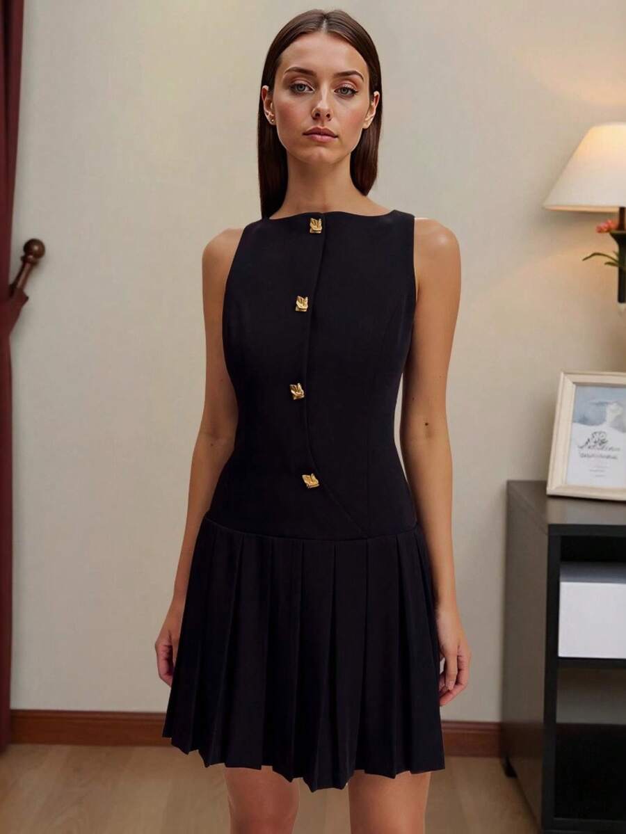 Short Black Sleeveless Dress For Women, Round Neckline With Gold Clover-Shaped Buttons, Fitted Waist And Pleated Skirt, Elegant Preppy Style Ideal For Parties And Spring/Summer Looks. - 黑色 - 查看 1