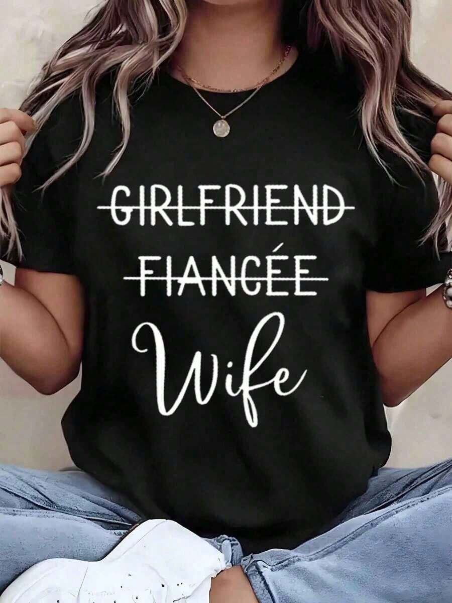 Designed For Modern, Stylish, And Comfortable Women. This Graphic Print T-Shirt, Perfect For Brides, Fiancées, Or Wives, Features A Crew Neck, A Relaxed Fit, And Is Ideal For Everyday Wear. A Great Gift Idea. 220g. Made With Premium Soft And Breathable Fabric, Designed For All-Day Comfort And Versatile Everyday Wear, Perfect For Casual Outings. - 黑色 - 查看 1