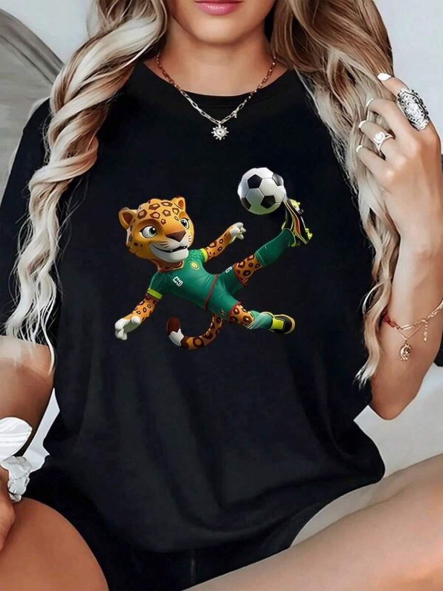 Leopardo animado realizando una acrobacia futbolística simbolizando energía agilidad y pasión deportiva con colores vivos que transmiten fuerza y alegría camiseta de mujer casual moderna y cómoda para uso diario - Negro - Ver 1