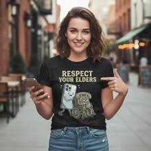 Camiseta Gráfica para Hombres y Mujeres "Respecta a tus Mayores" - Camiseta Tecnológica de Algodón Suave, Mangas Cortas, Cuello Redondo, Prenda Unisex de Estilo Urbano - Diseño Moderno de Smartphone y Teléfono Rotatorio Retro, Gráfico de Oso de Peluche - Camiseta de Humor sobre la Evolución de los Gadgets para Tecnólogos tiktokshopspringg - Blanco - Ver 3