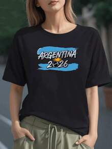 Sol radiante sobre fondo celeste con la palabra Argentina y balón de fútbol simbolizando pasión y orgullo nacional 2026 camiseta de mujer 100% algodón - Negro - Ver 1