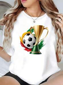 Trofeo dorado junto a balón de fútbol simbolizando la pasión por el deporte la victoria y la energía nacional ideal para aficionadas al fútbol camiseta de mujer casual moderna cómoda - Negro - Ver 1