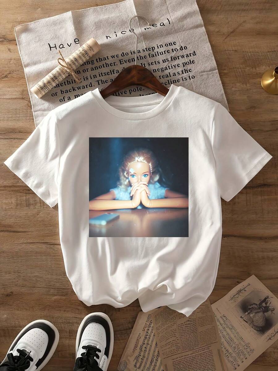 Camiseta divertida con estampado de muñecas, top casual de manga corta y cuello redondo, adecuada para usar en primavera y verano, ropa de mujer. - Blanco - Ver 1