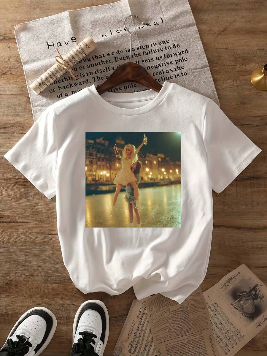 Camiseta divertida con estampado de muñecas, top casual de manga corta y cuello redondo, adecuada para usar en primavera y verano, ropa de mujer. - Blanco - Ver 1
