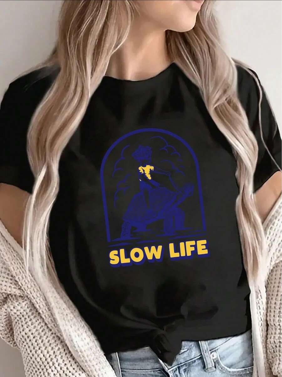Camiseta Estampada "Slow Life" - Camiseta de manga corta y cuello redondo, adecuada para uso casual diario, confeccionada en poliéster lavable a máquina, con un estampado "SLOW LIFE", base negra con un llamativo diseño de contraste de colores azul y amarillo, un artículo imprescindible para tu guardarropa durante todo el año. - Negro - Ver 1