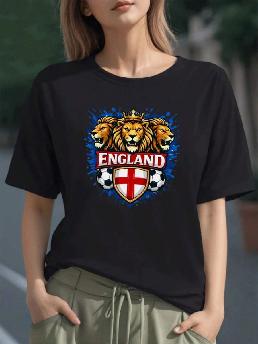 Tres leones coronados simbolizando fuerza y orgullo nacional junto al escudo con cruz roja y balones reflejando pasión futbolera camiseta para mujer 100% algodón - Negro - Ver 1