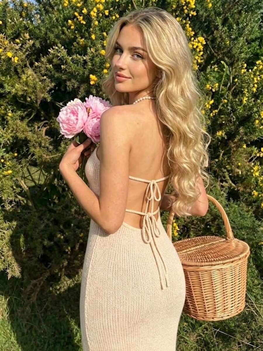 Đầm mini dệt kim phong cách Bohemian mùa hè dành cho nữ - Cổ yếm, cổ chữ V sâu, hở lưng và kiểu dáng ôm sát buộc dây phía sau. Một thiết kế lấy cảm hứng từ thời kỳ Y2K, đầm mini ôm sát, hoàn hảo cho cả các bữa tiệc và trang phục thường ngày. - Màu be - Xem 1