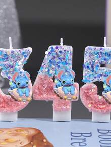 Disney 这款史迪奇主题闪光数字生日蜡烛，采用梦幻般的蓝粉双色闪光设计，并饰有精致的3D史迪奇小人偶。数字0-9可选，这些慢燃蜡烛为主题蛋糕和庆祝活动增添了一抹神奇而怀旧的气息，是所有年龄段《星际宝贝》粉丝的完美之选。 - 多款 - 查看 11