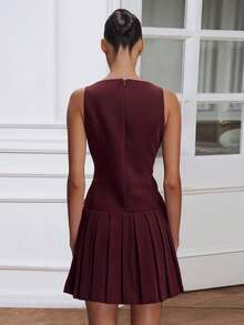 Vestido corto negro sin mangas para mujer, escote redondo con botones dorados tipo trébol, cintura ajustada y falda plisada, estilo preppy elegante ideal para fiestas y looks de primavera/verano. - Burdeos - Ver 2