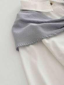 Camisa elegante de mujer de tela tejida blanca, con cuello de pañuelo de seda a rayas, cierre con botones, mangas largas con puños, diseño de hombros caídos, bajo regular. - Blanco - Ver 5
