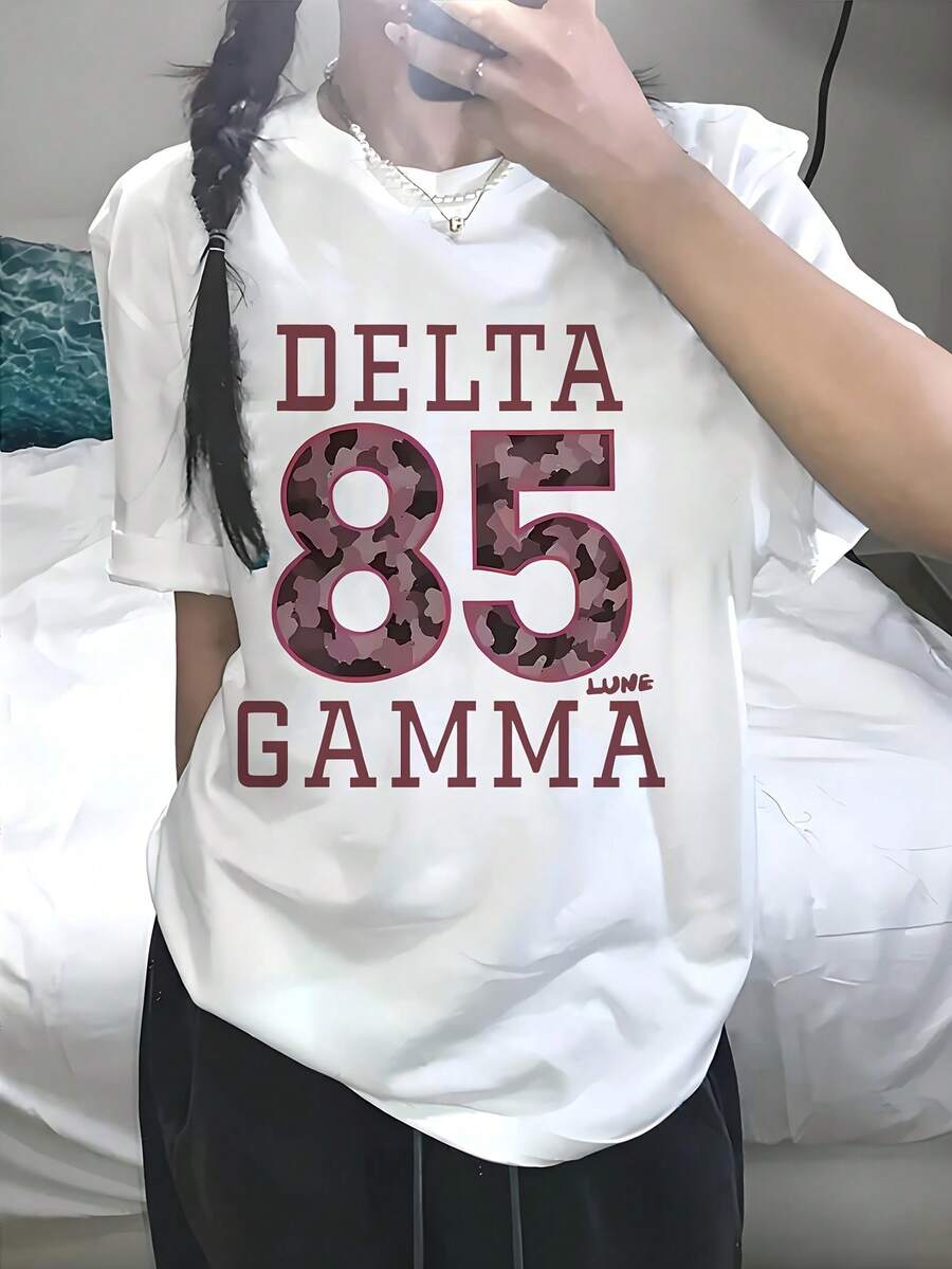 Camiseta de Algodón para Mujer con Estampado de Letras y Patrón de Camuflaje '85' Estilo Y2K - Corte Holgado, Cuello Redondo, Manga Corta, Transpirable, Estilo Vintage Casual de Verano, Camiseta Oversize Cómoda,  de Moda en Tallas Grandes. - Blanco - Ver 1