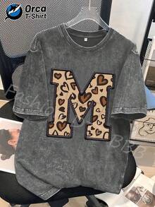 1 camiseta con estampado de leopardo en forma de corazón y la letra M, camiseta de moda de algodón lavado de alta calidad de la marca Orca, camiseta unisex, una opción popular para el uso diario, perfecta para regalar a familiares y amigos en días festivos como Pascua, Día de la Madre y Día de la Independencia. 180g 100% Algodón - Gris - Ver 1